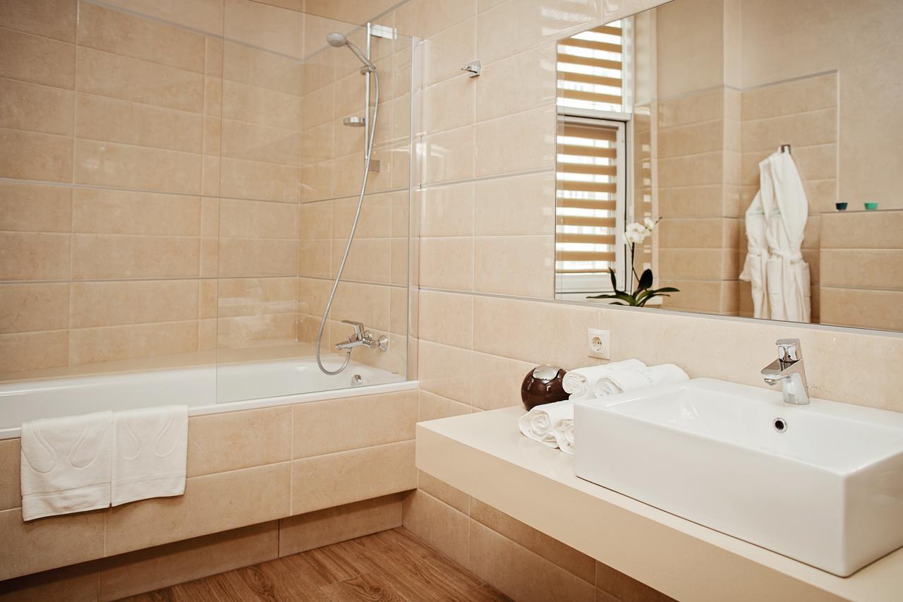 Hotel Versailles Lutsʼk Exterior foto