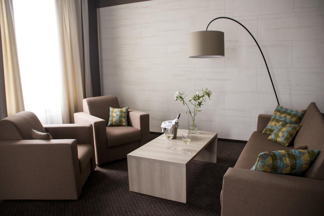Hotel Versailles Lutsʼk Zimmer foto